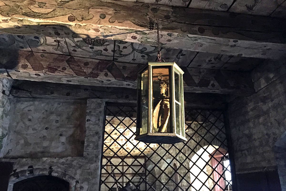 In der alten Kanzlei des Rathauses Lüneburg hängt ein SchweineknochenA pig bone hangs in the old chancellery of Lüneburg town hallEn griseknogle hænger i det gamle kanslerkontor på rådhuset i LüneburgEen varkensbot hangt in de oude kanselarij van het stadhuis van Lüneburg