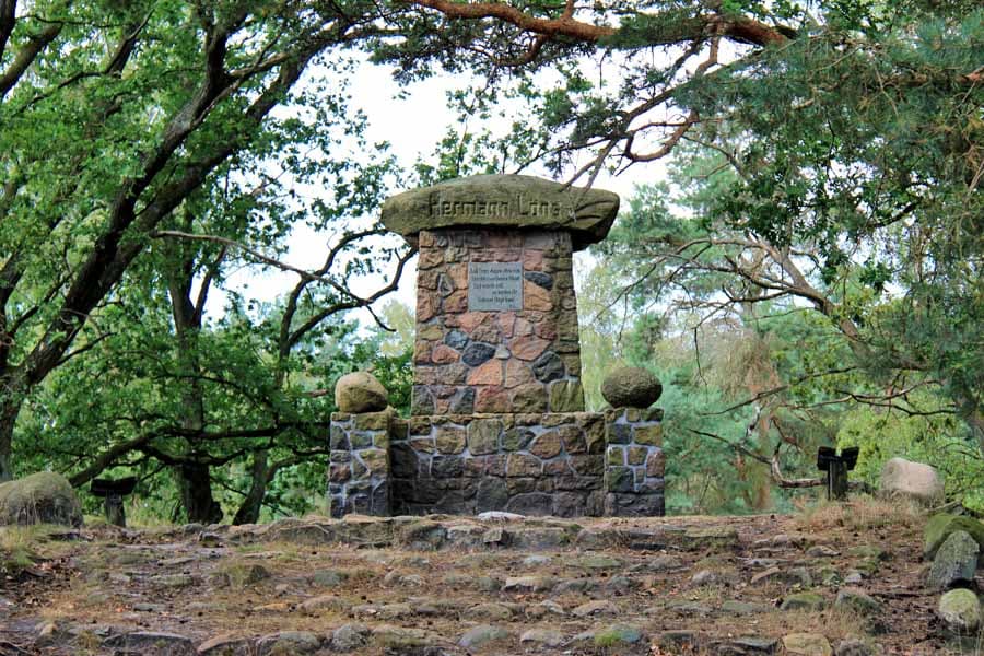 Loens Denkmal im Tietlinger Wacholderhain in der Lüneburger heide