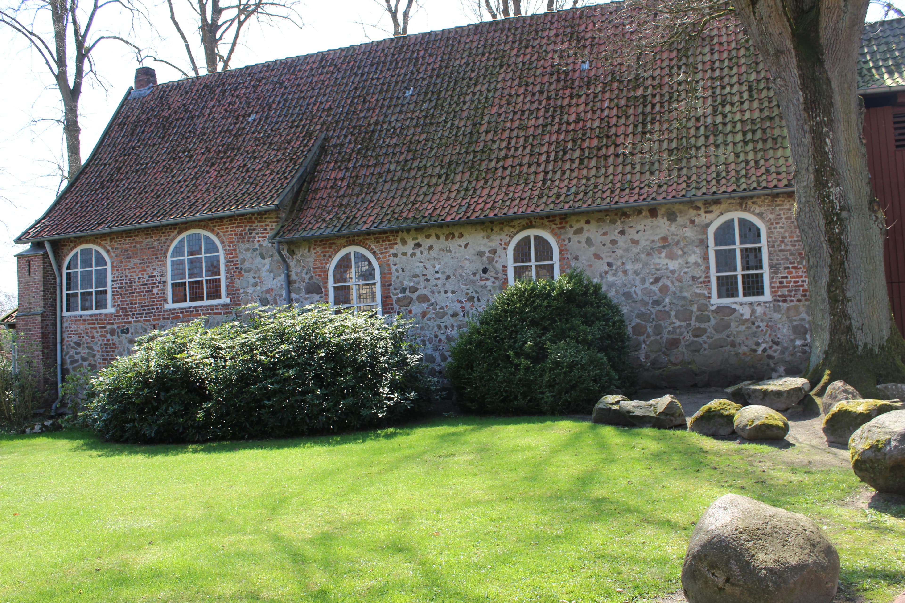 Seitenansicht der Feldsteinkirche in Moisburg