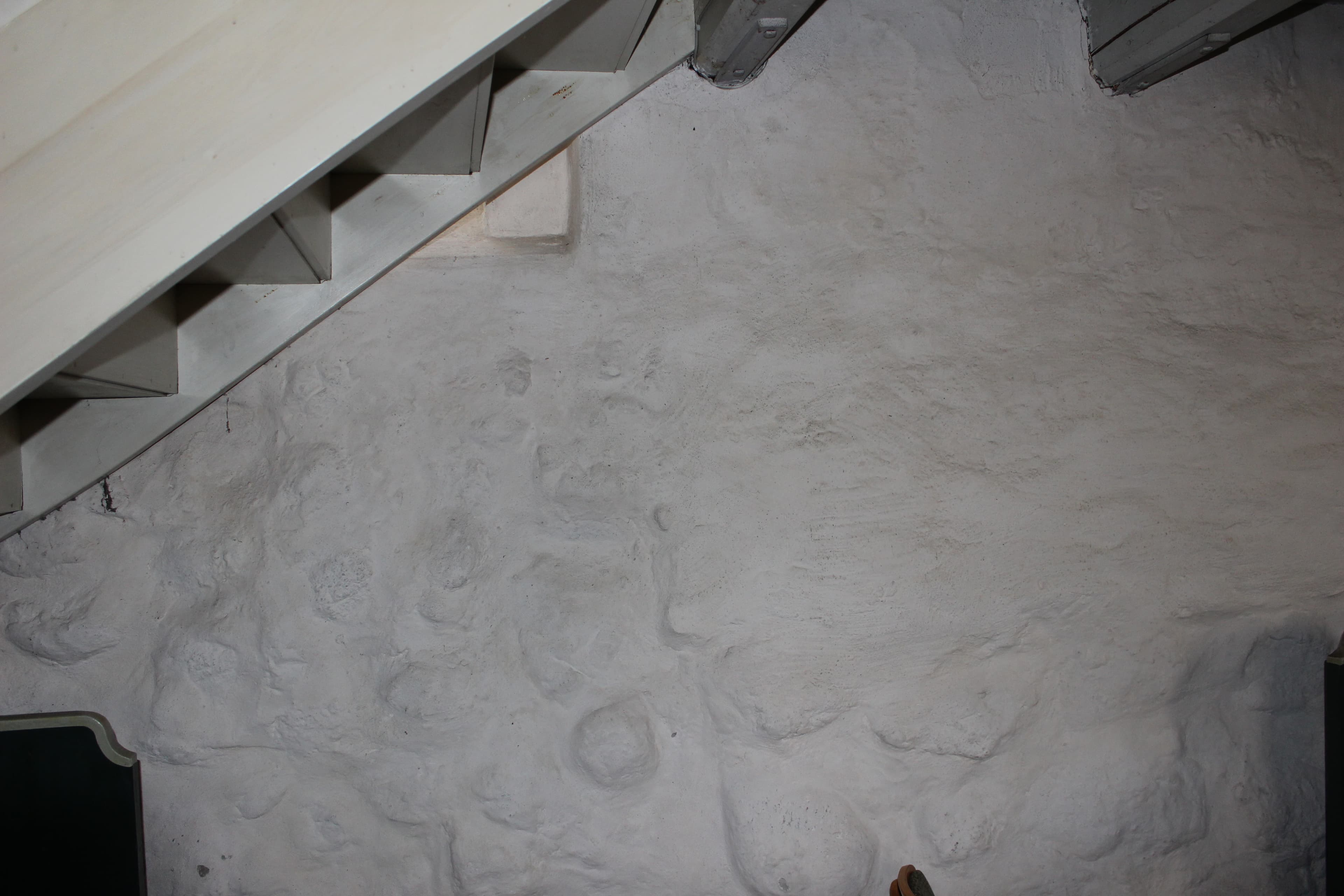 weiße sichtbare Feldsteine in der Kirche Moisburg