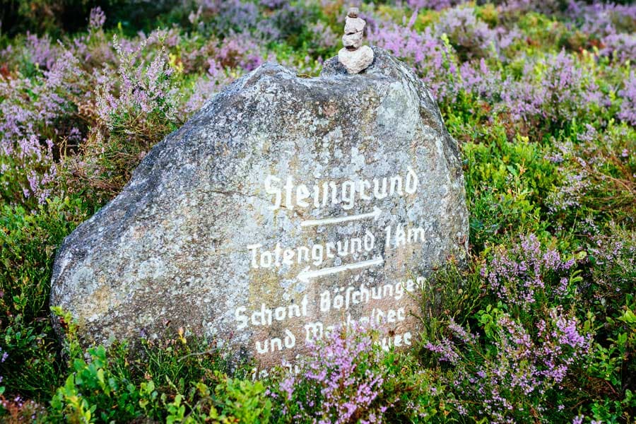 Wegweiser zum Steingrund und Totengrund