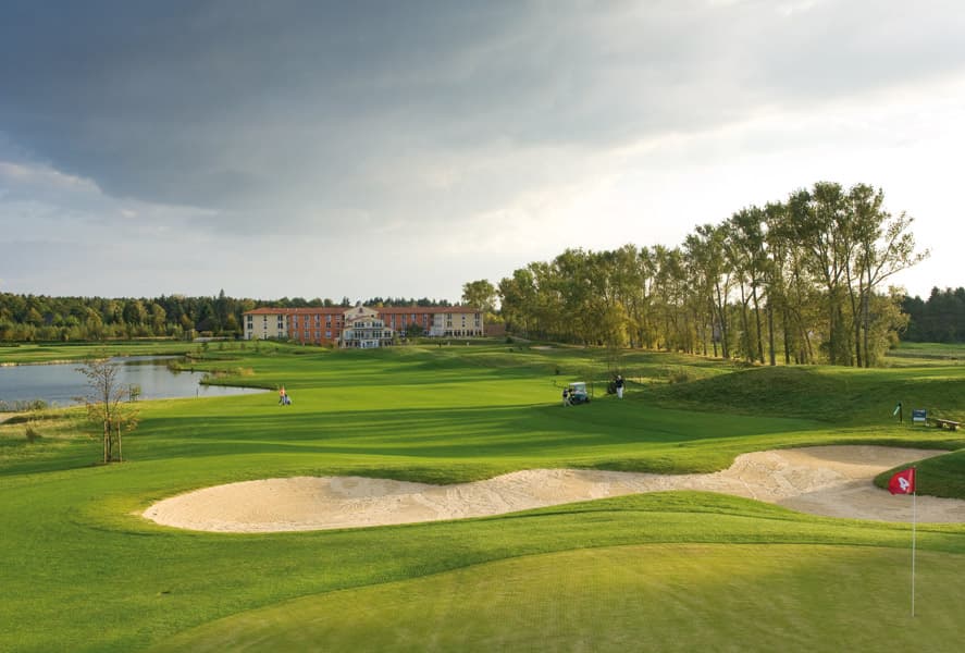 Blick über Bahn 4 auf das resorteigene Castanea Resort Hotel