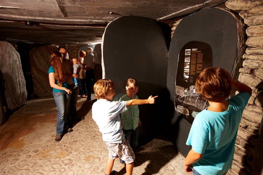 Nachbau einer typischen Grabkammer im Heide Erlebnis Zentrum Undeloh