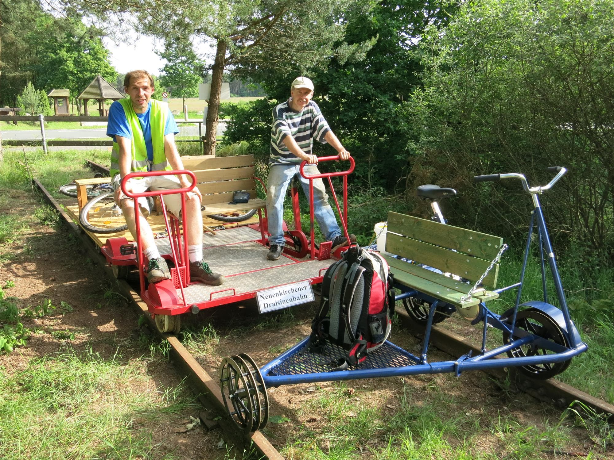 Die Schwedische Fahrraddraisine (blau) in Neuenkirchen B 71