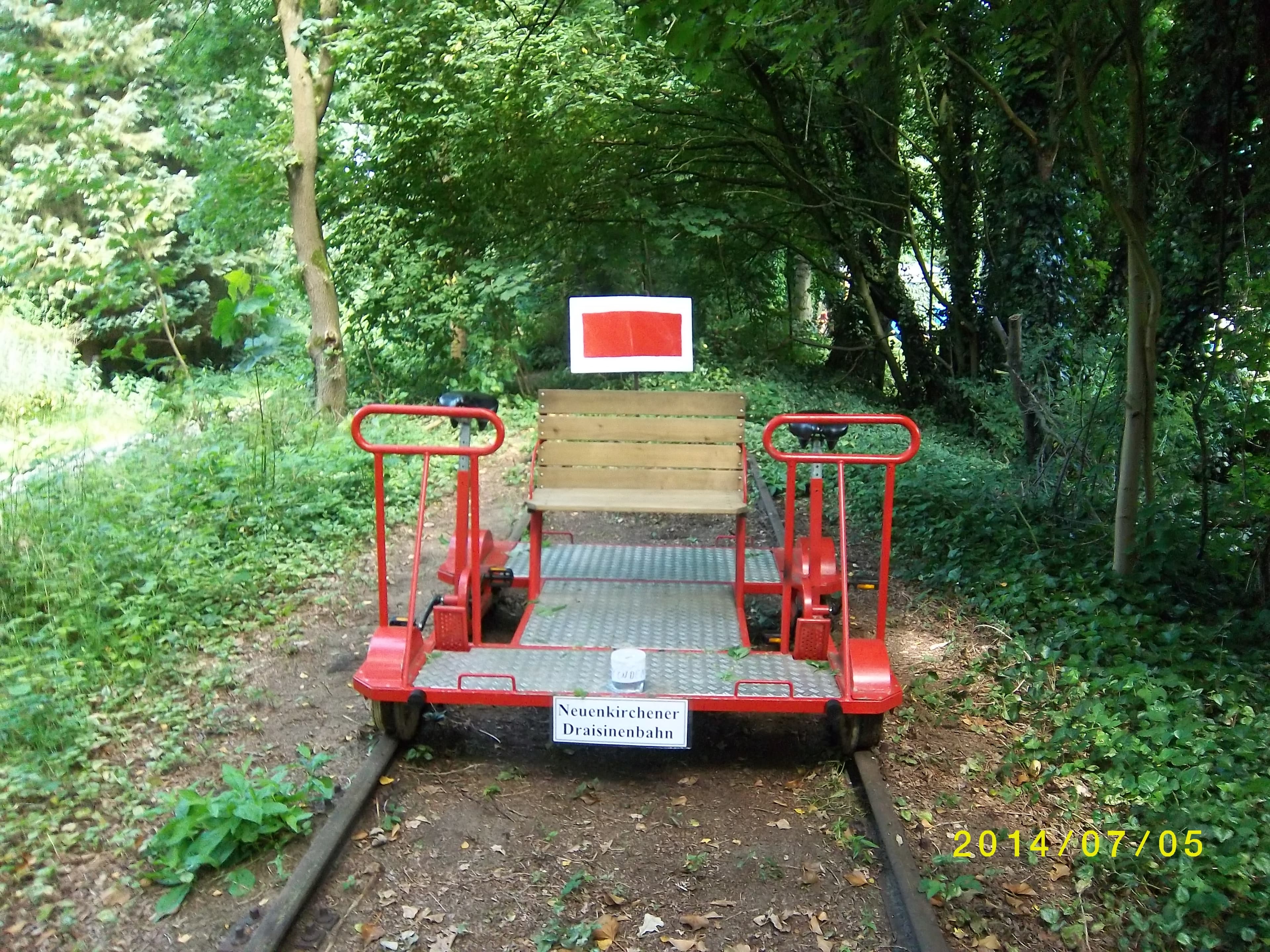 Die ausgeliehene Fahrraddraisine am Bahnhof.
