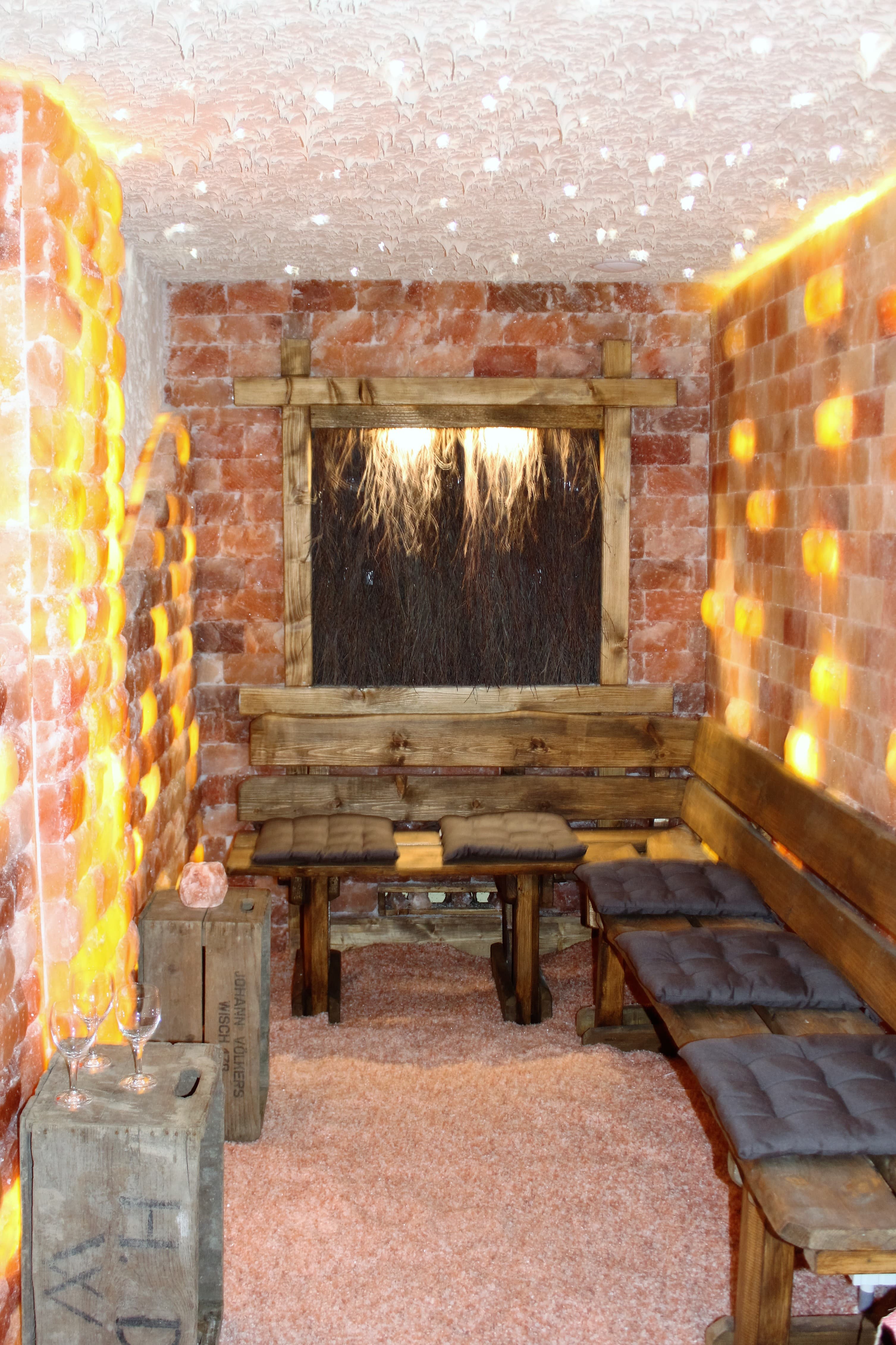 Bei 5 % trockenem Salznebel 20 Minuten inhalieren und entspannen.