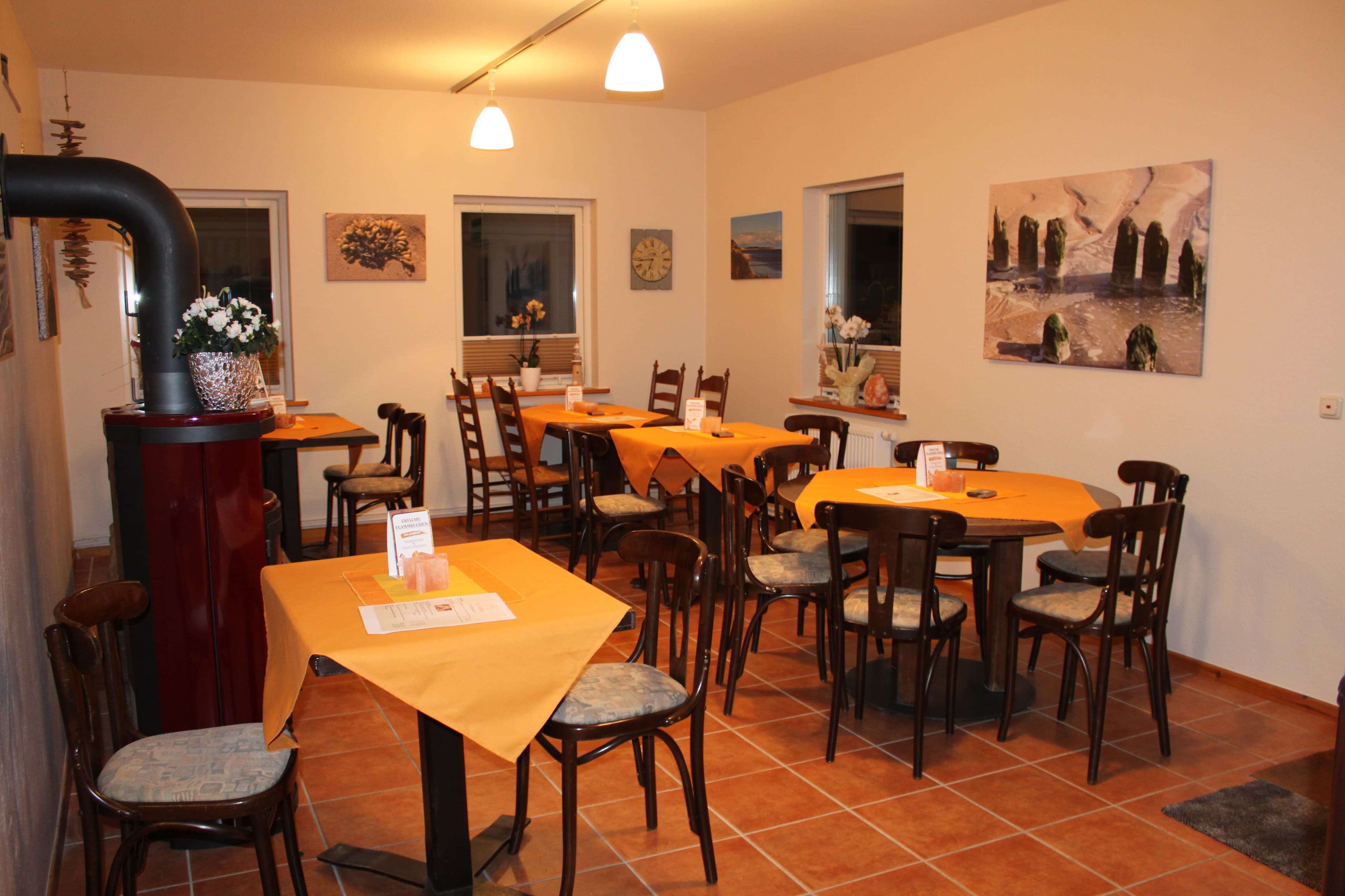 Hier gibt es lecker Flammkuchen, Crêpes, Quiche und Suppe. Außerdem auch frische Smoothies.