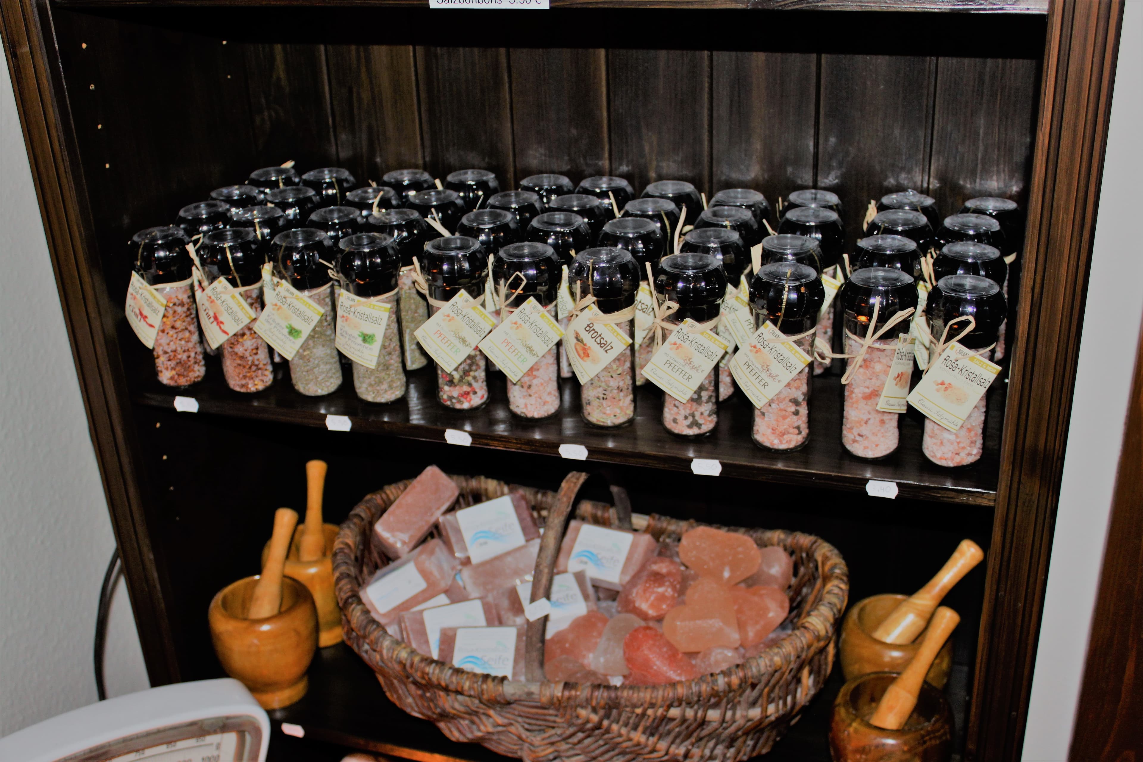 Rote Steinsalzmühlen aus Pakistan mit verschiedenen Gewürzen und Steinsalzseife in 2 Formen