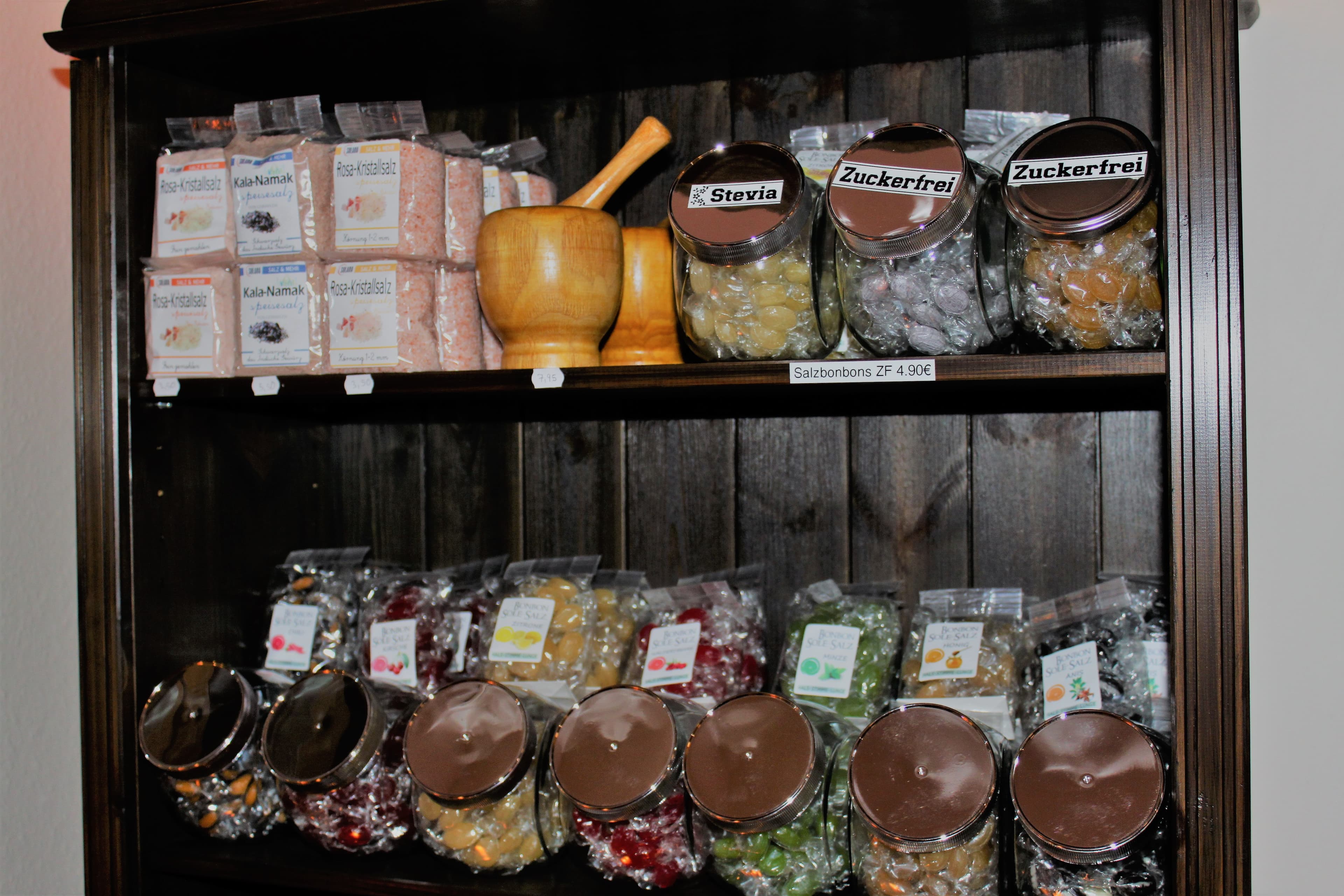 verschiedene Sorten Salzbonbon.
Minze, Chili, Holunder, Walderdbeere, Kirsche, Anis uvm.