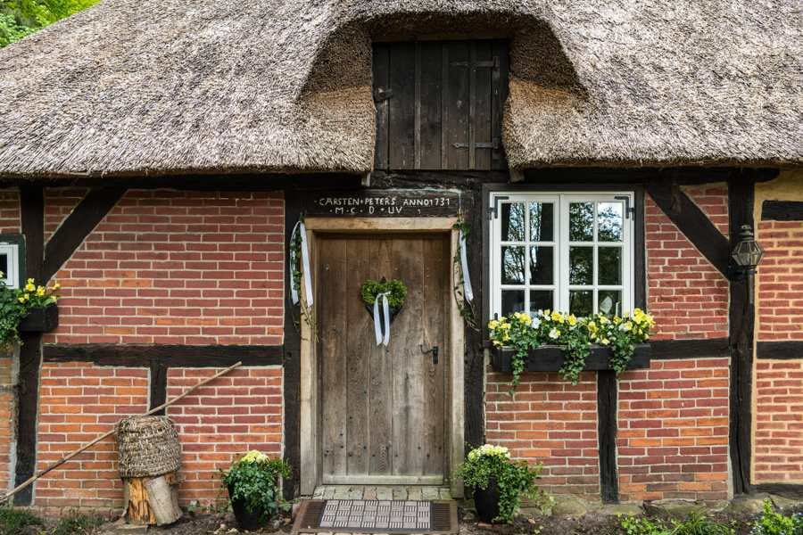 Das Bild zeigt die EIngangstür des Hexenhauses in Wesel.