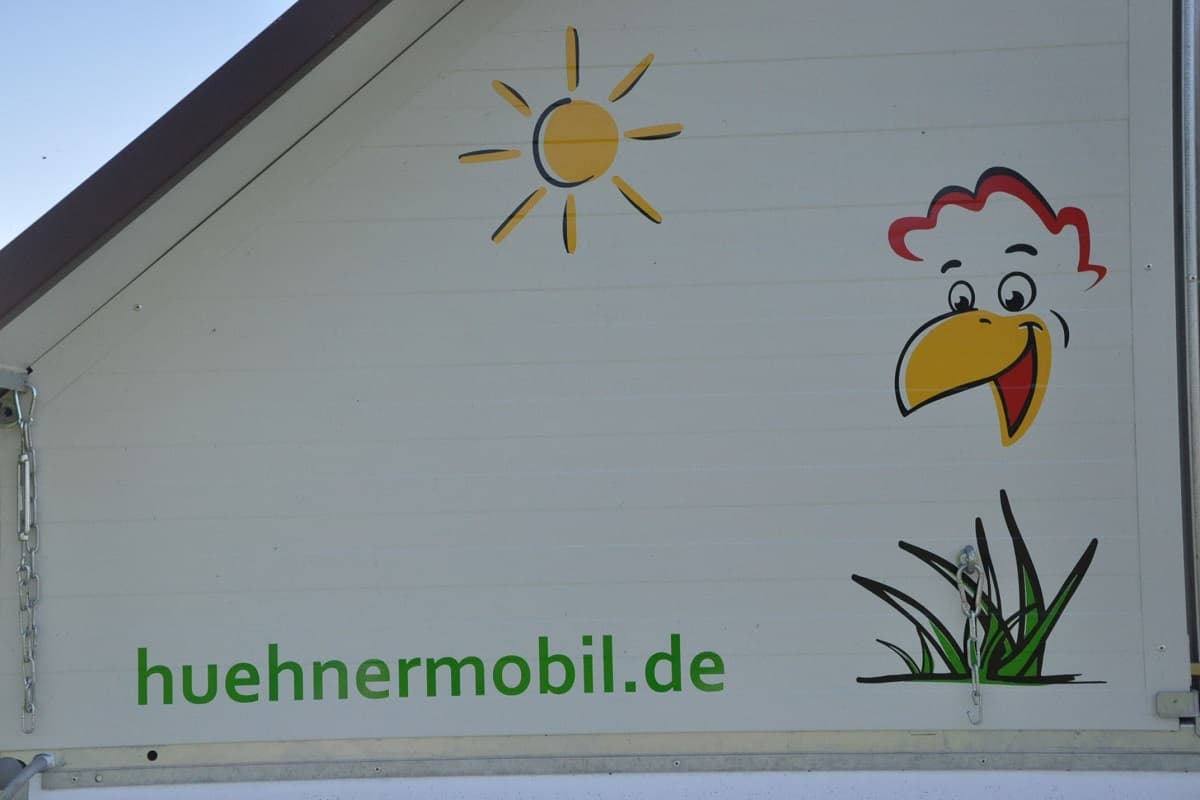 Hühnermobil auf dem Hof Heidmann