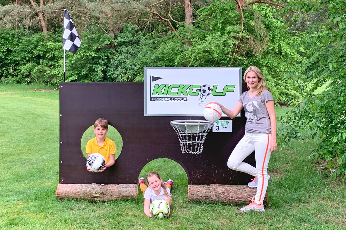 Wer schafft es mit dem Fussball in den Basketballkorb? Es gibt 3 extra Punkte.