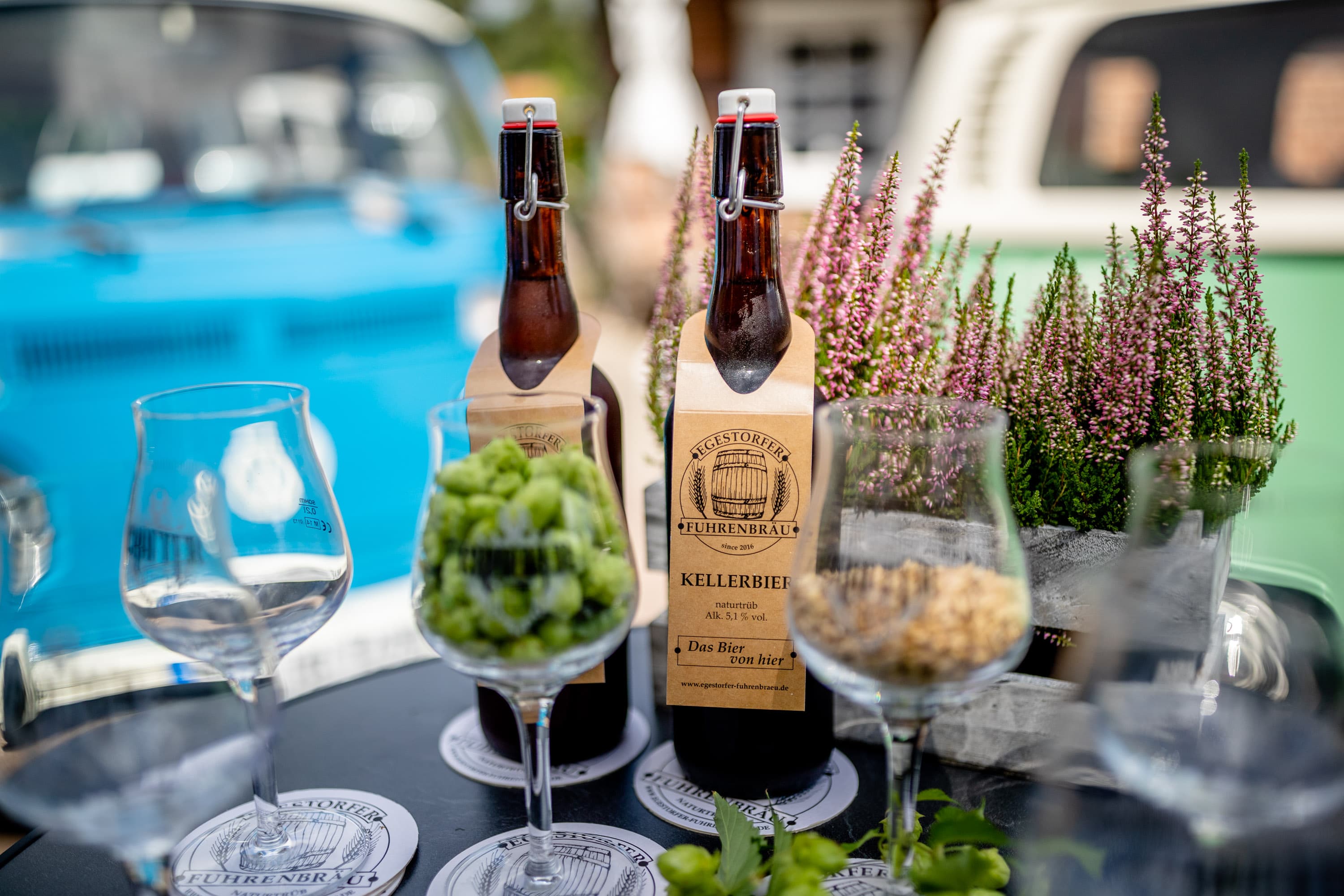 eine unserer Touren ist eine Bier Tour mit den VW Bulli T2