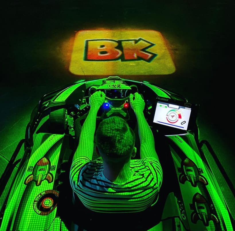 Fahre über die battlekart-Ereignisfelder auf der Strecke, um Items wie Raketen oder Turbos einzusammeln.