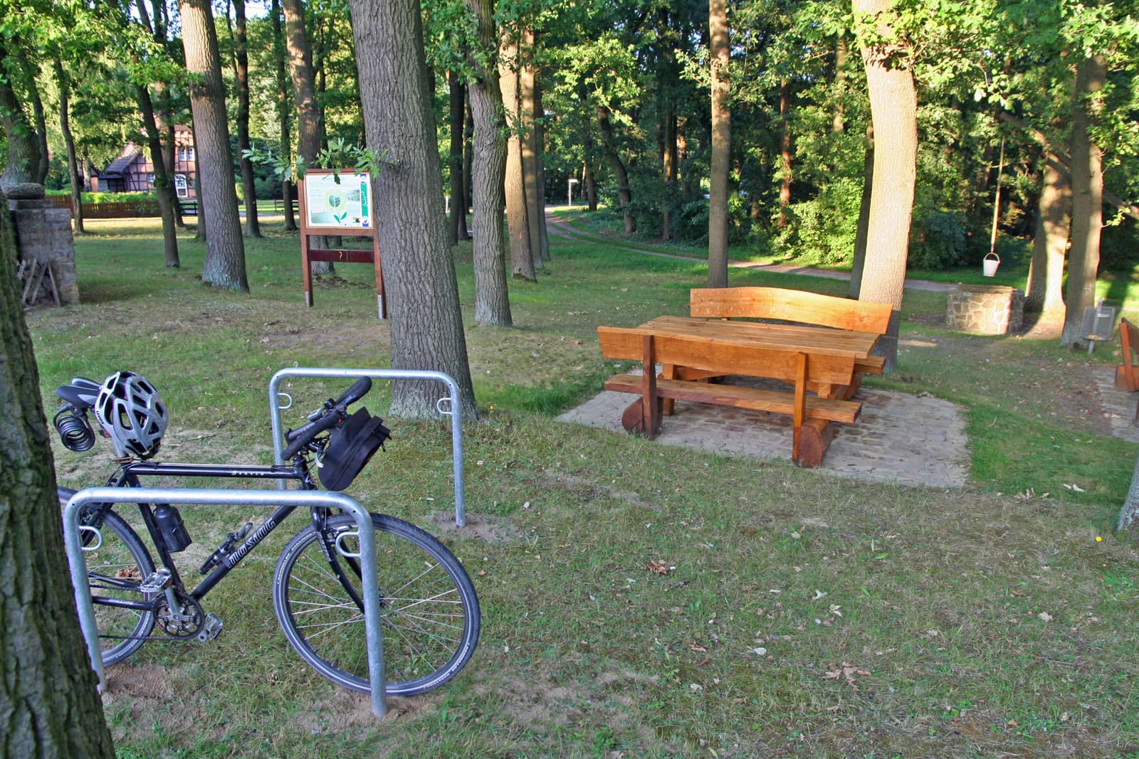 Tisch und Bänke mit Fahrradabstellbügeln