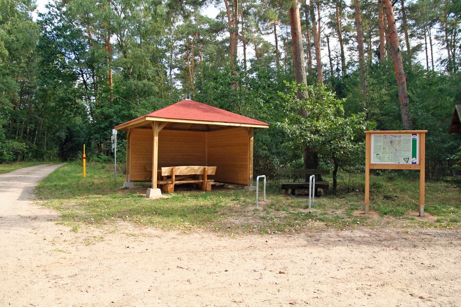 Schutzhütte und Rastplatz mit Tisch, Bänken und Fahrradabstellbügeln am Wanderparkplatz in Deutsch Evern