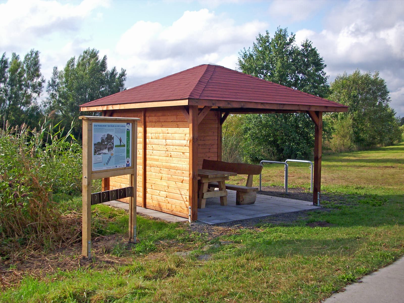 Schutzhütte und Rastplatz mit Tisch, Bänken und Fahrradabstellbügeln am Nadelwehr bei Oldershausen