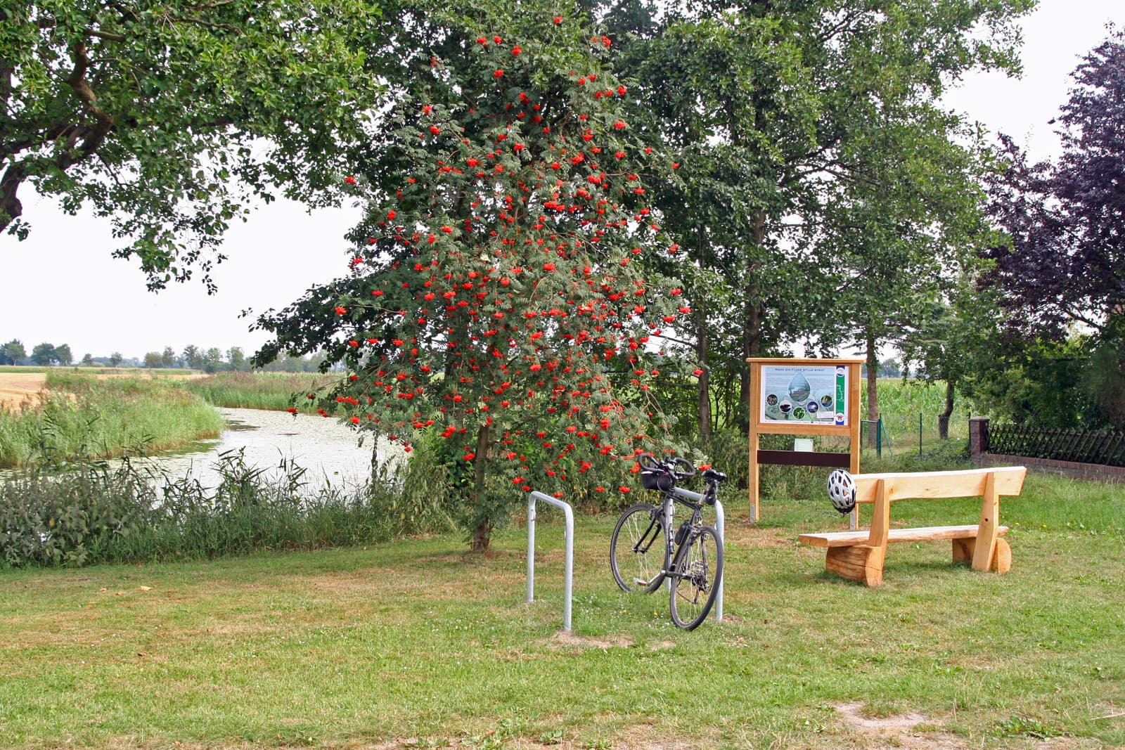 Rastplatz mit Bank und Fahrradabstellbügeln nahe Tönnhausen an der alten Ilmenau