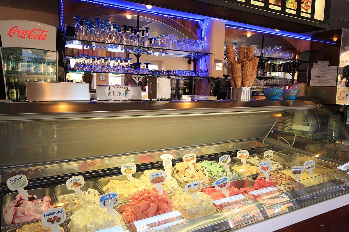 Tresen mit Eissorten Eiscafé Venezia in Hanstedt