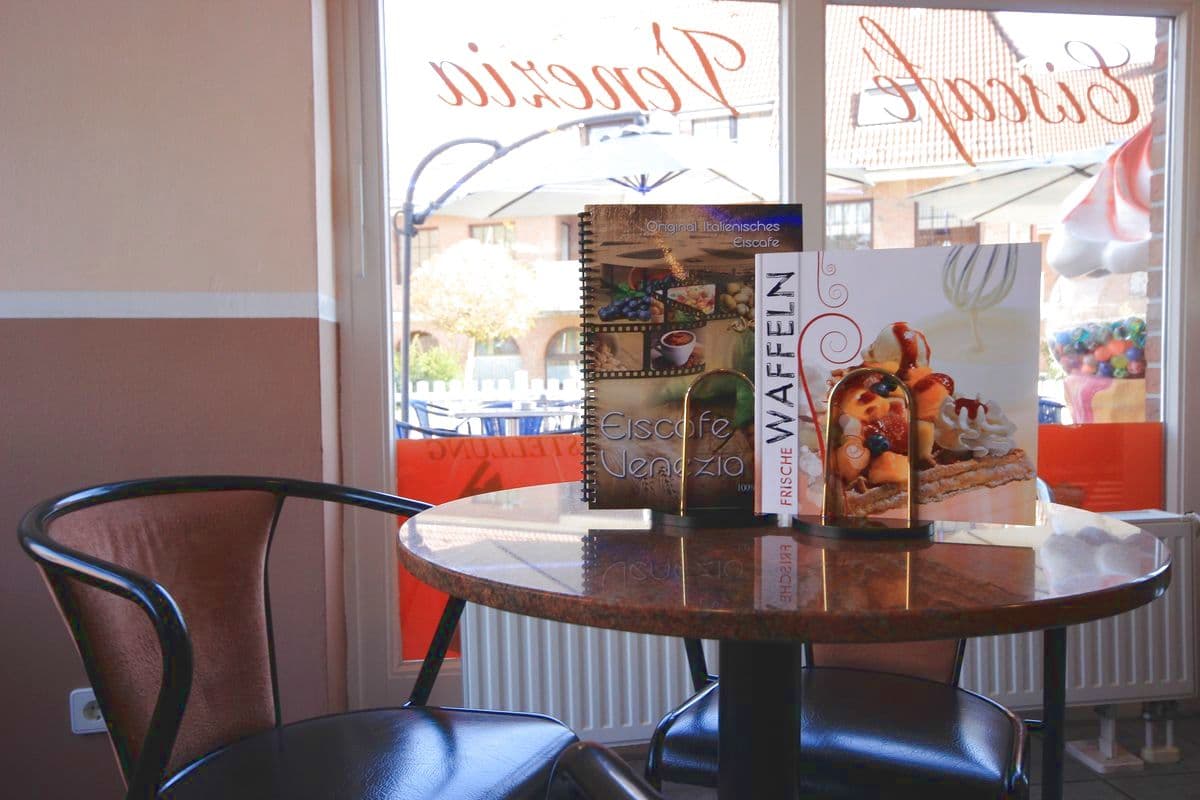 Sitzmöglichkeit im Eiscafé Venezia, Hanstedt