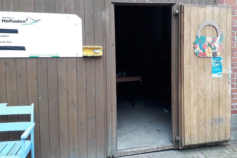 Dorftypischer Hofladen mit eigenen Erzeugnissen oder produkten aus dem nahen Umfeld.