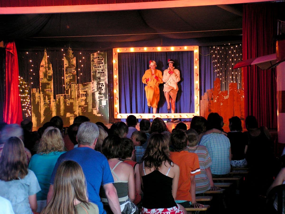 das Südsee Camp hat abends eine animations show für die gäste