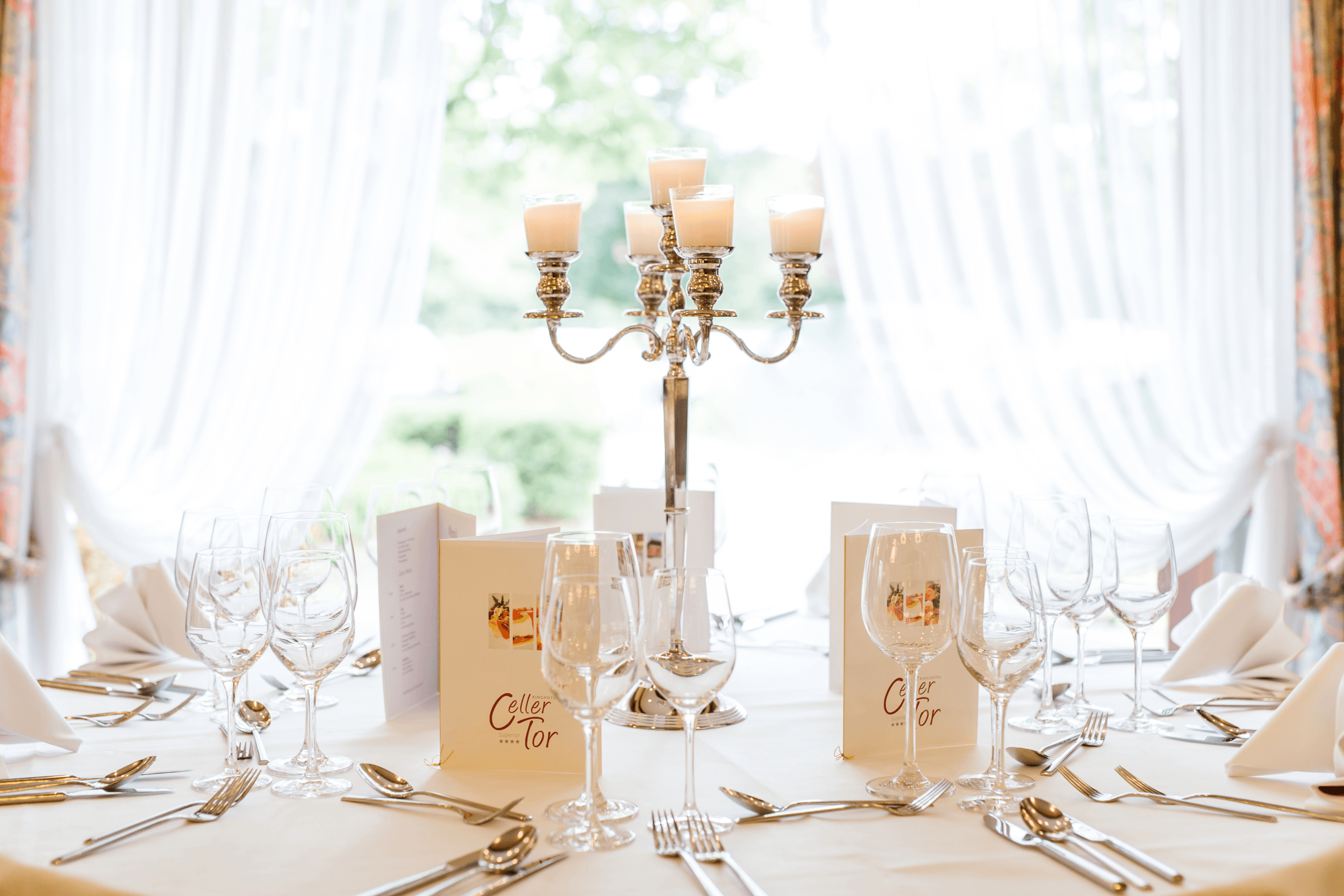 ... mit Torte, Kutsche, festlichem Menü oder Buffet und allem was dazu gehört.