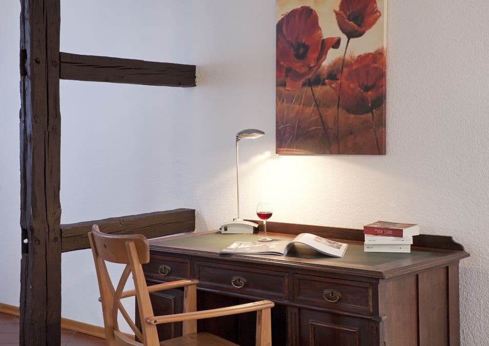 Schreibtisch in dem Forstgut Rehrhof in Amelinghausen