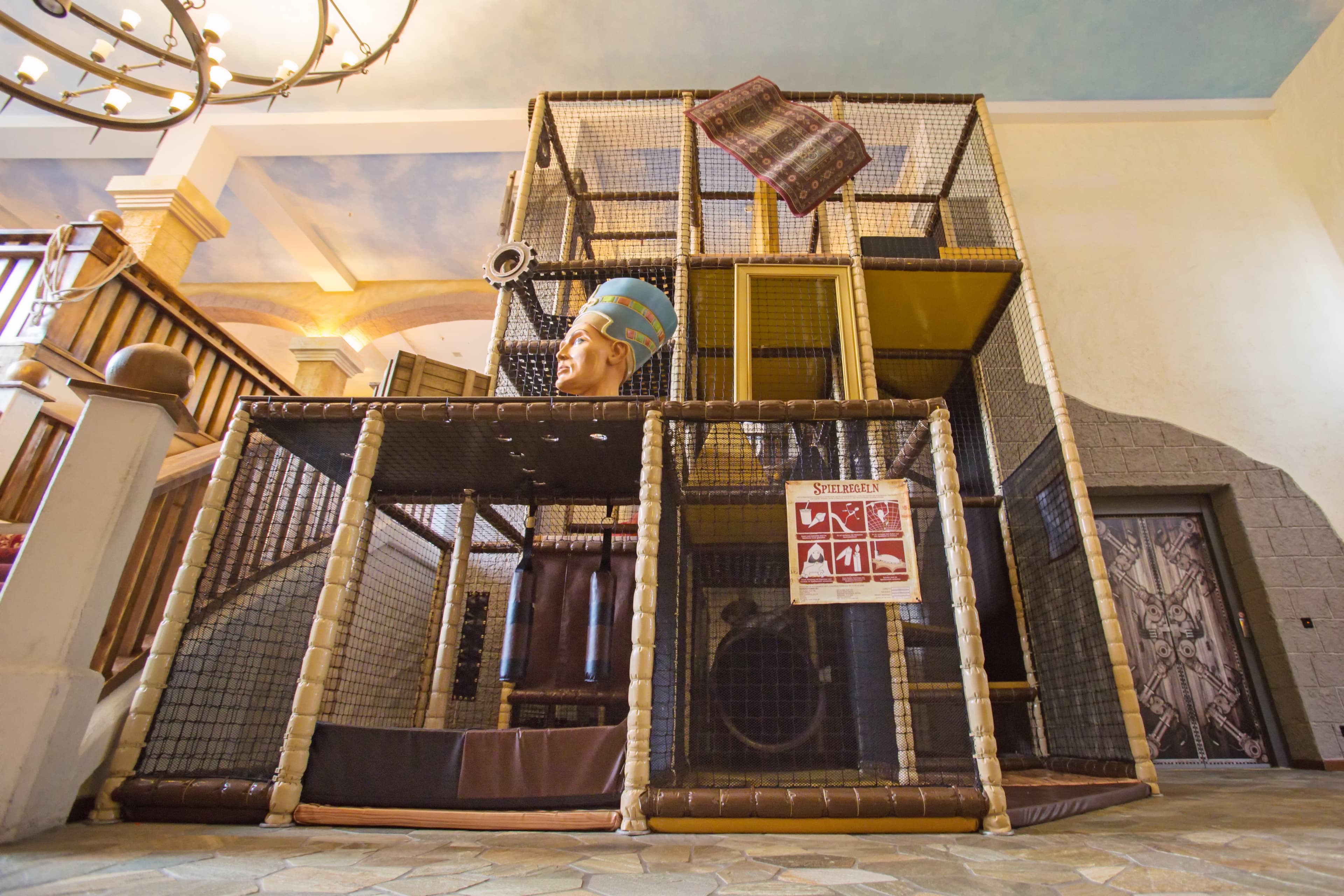 Ein Paradies für Kinder: Der Indoor-Spielplatz direkt neben der Rezeption im Heide Park Abenteuerhotel.