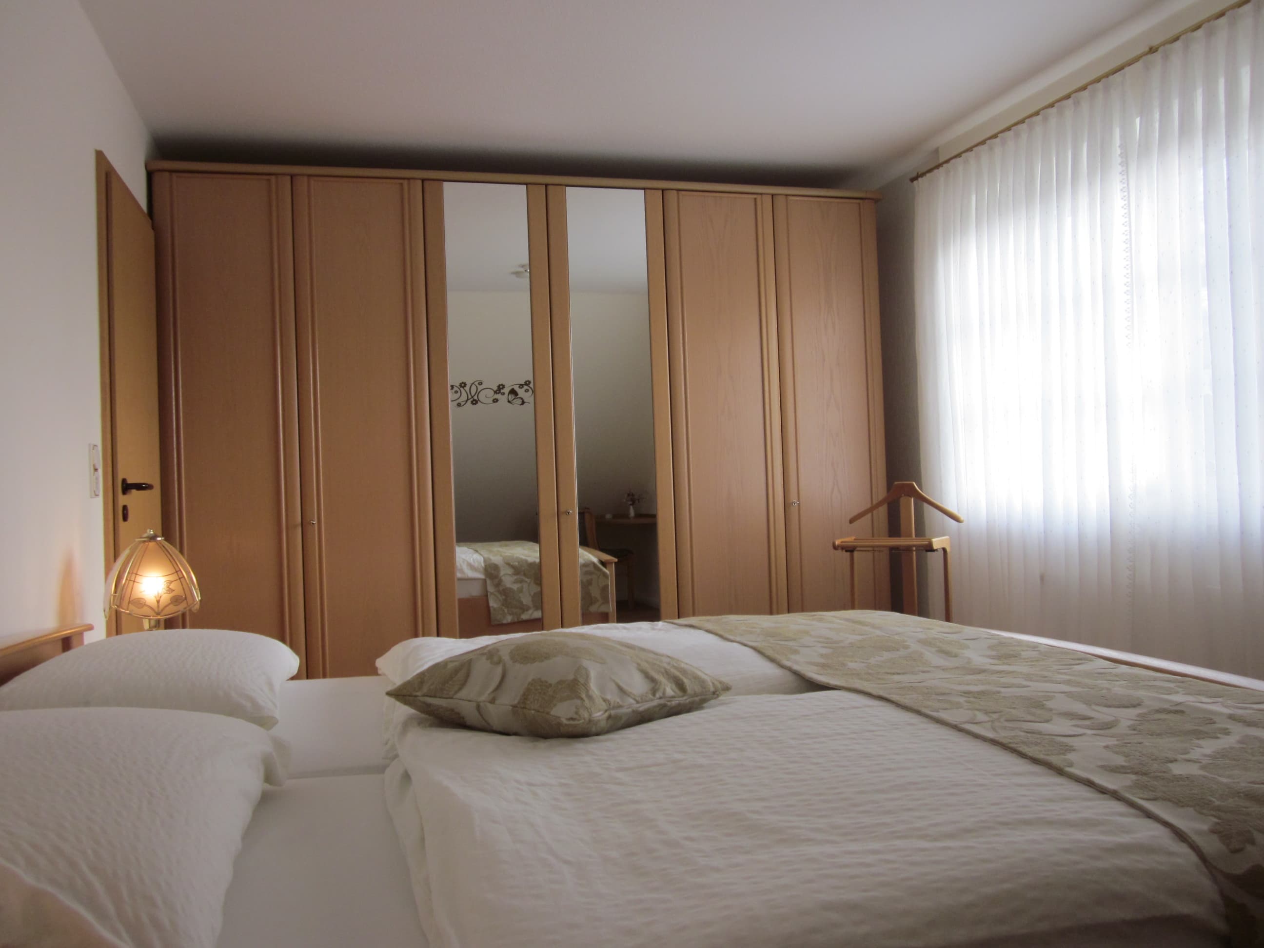 Schlafzimmer 1 FW links in der Ferienwohnung Landhaus Gartenstraße in Bispingen