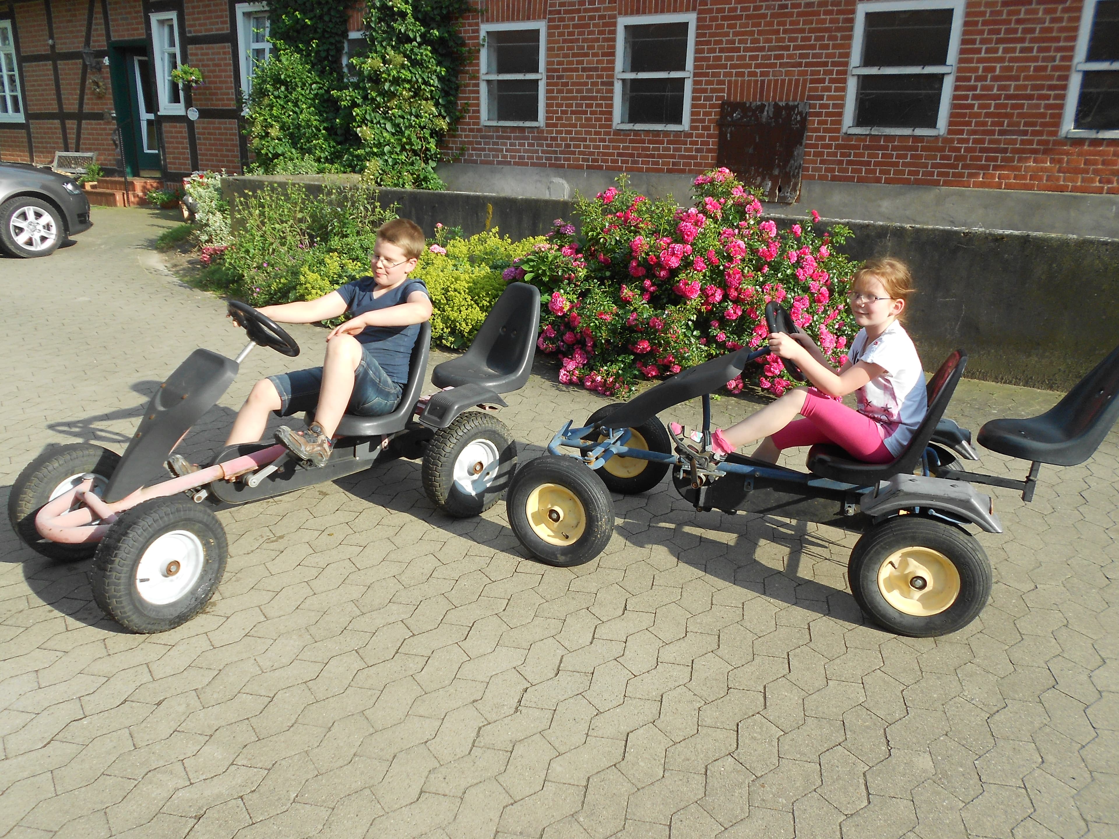 Kettcar fahren auf dem Ferienhof Fegebank in Grethem