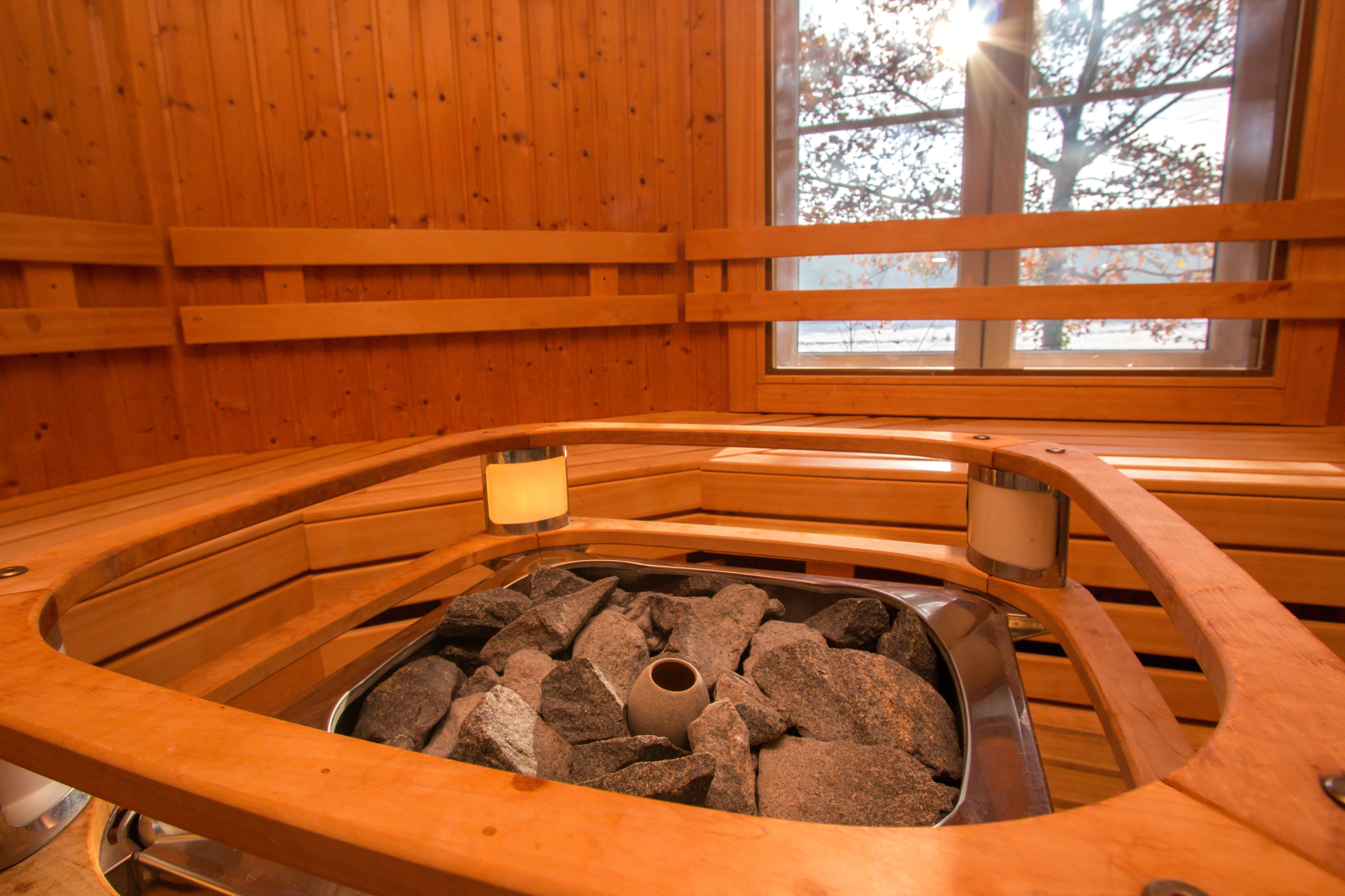 Panoramasauna mit Blick ins Hardautal