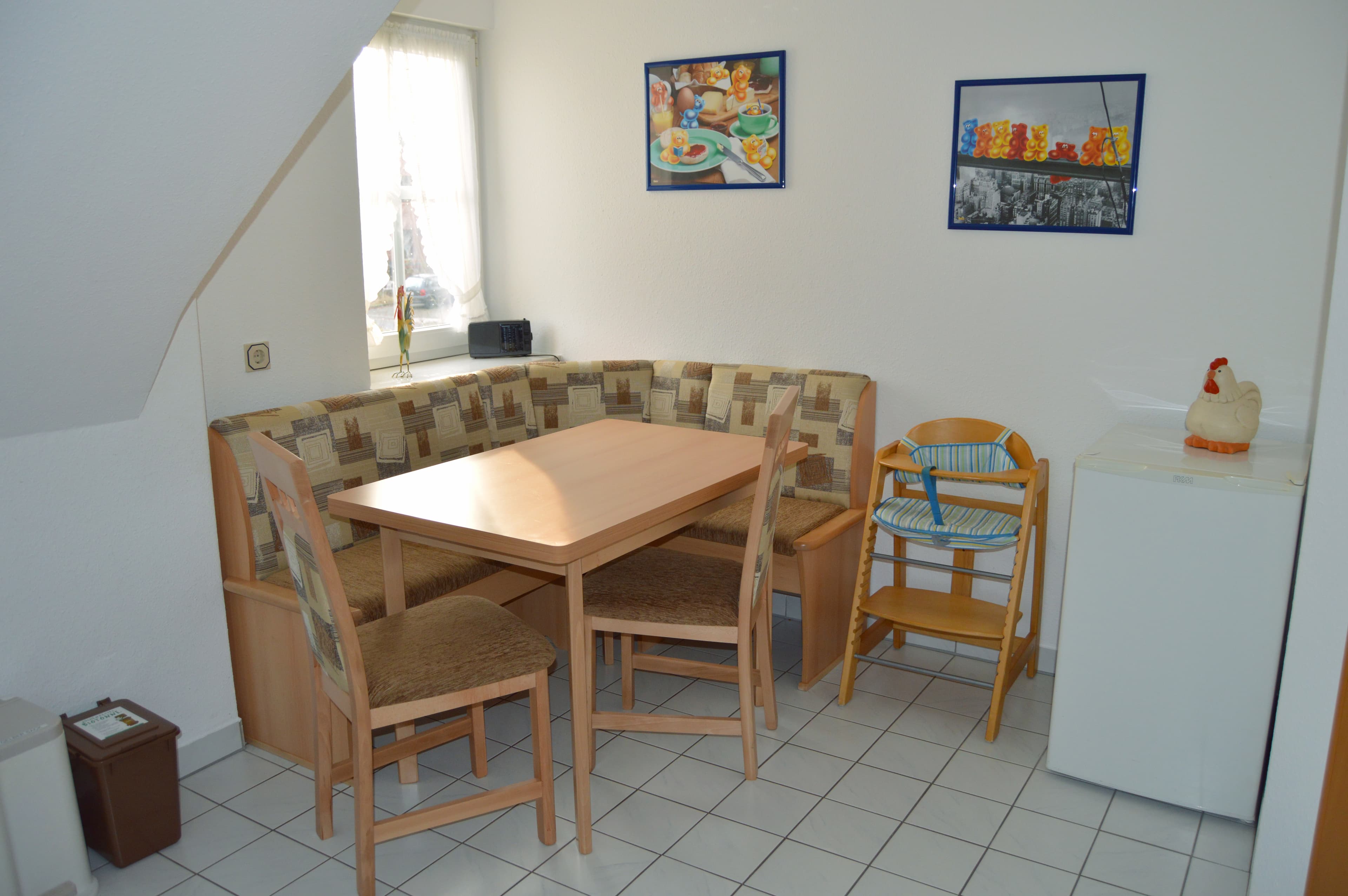 Der Esstisch in der Küche der Ferienwohnung Heidegeist in Neuenkirchen