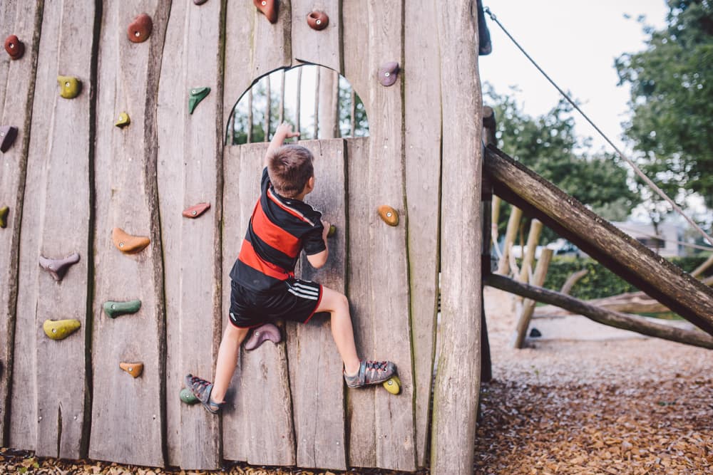 abenteuer spielplatz und kletterwand für kinder auf dem campingpark südheideadventure playground and climbing wall for children at campingpark südheideeventyrlegeplads og klatrevæg til børn på campingpark südheideavonturenspeeltuin en klimmuur voor kinderen op campingpark südheide