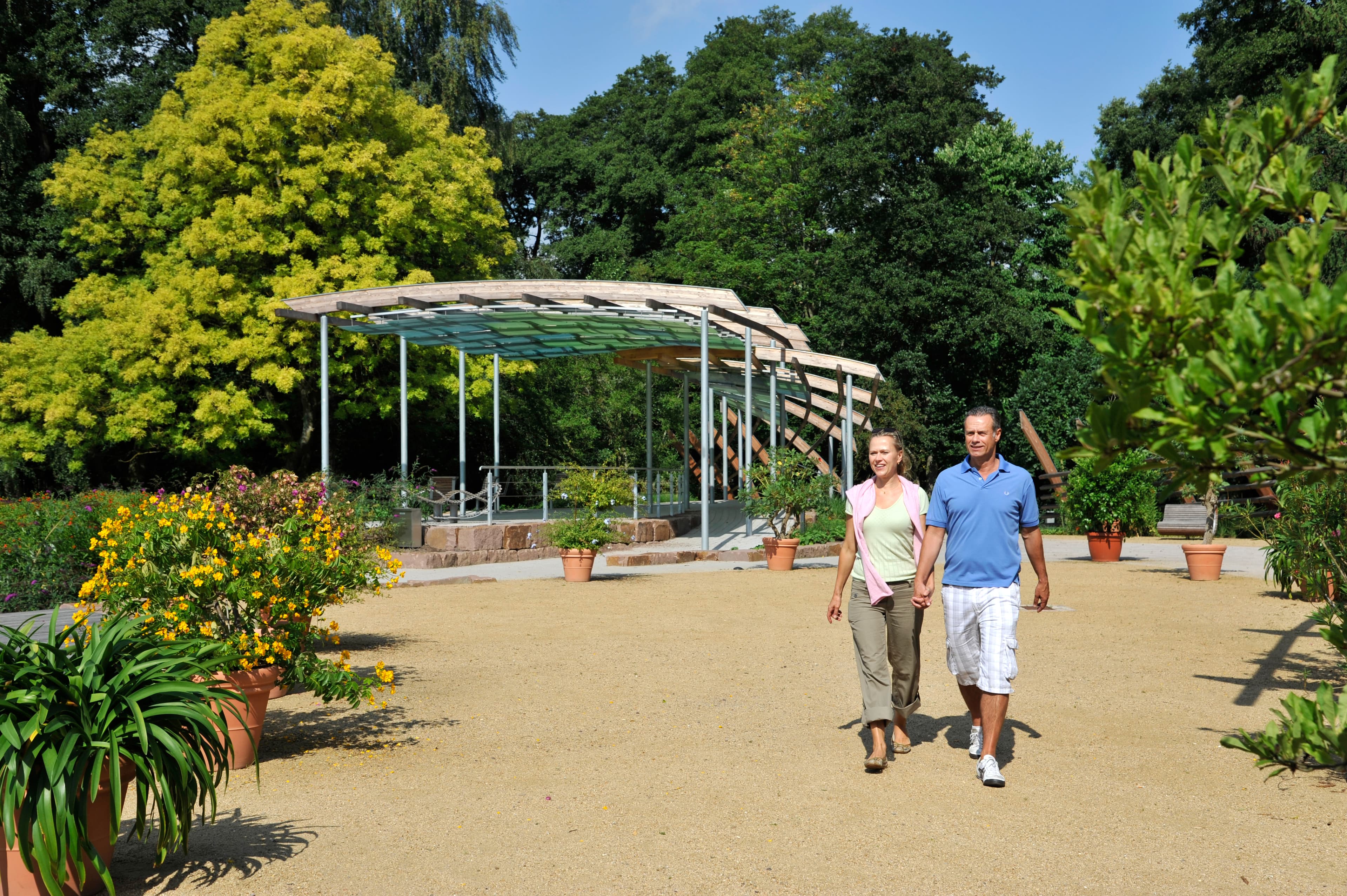 Direkt an der Ilmenau gelegen umschließt ein etwa 12 Hektar großer Kurpark das Kurzentrum. Er ist nicht von vornherein als künstliche Parkanlage geplant und gestaltet worden, sondern organisch gewachsen und in weiten Teilen naturnah gestaltet. Die weitläufige Grünzone mit ihren alten Bäumen verbindet die Altstadt im Westen mit dem Kurviertel und geht über in die Auenlandschaft entlang der Ilmenau.