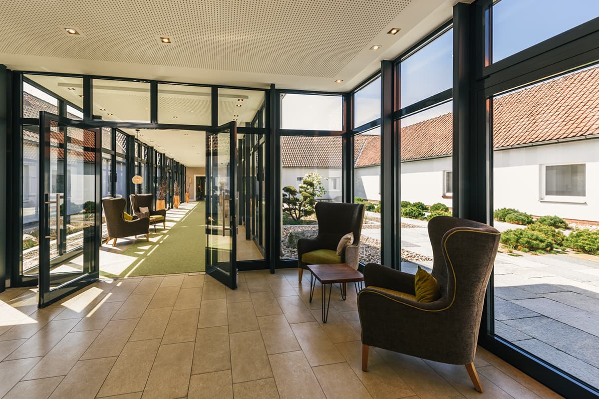 Weg zum Restaurant GASTHAUS mit Innenhof im Hotel Camp Reinsehlen