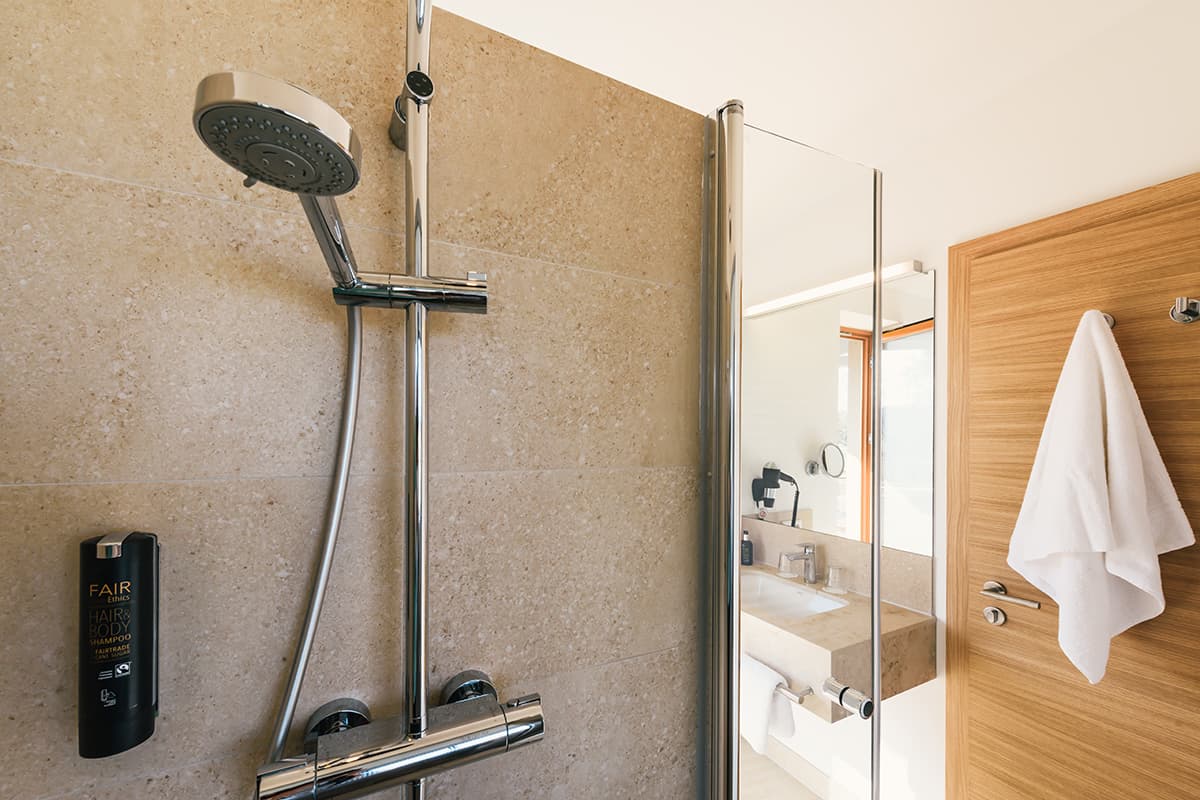 Das bad im mehrblick zimmer im Hotel Camp Reinsehlen