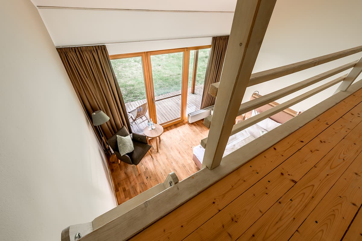 Lodge-Zimmer, Blick von oberer Schlafebene im Hotel Camp Reinsehlen