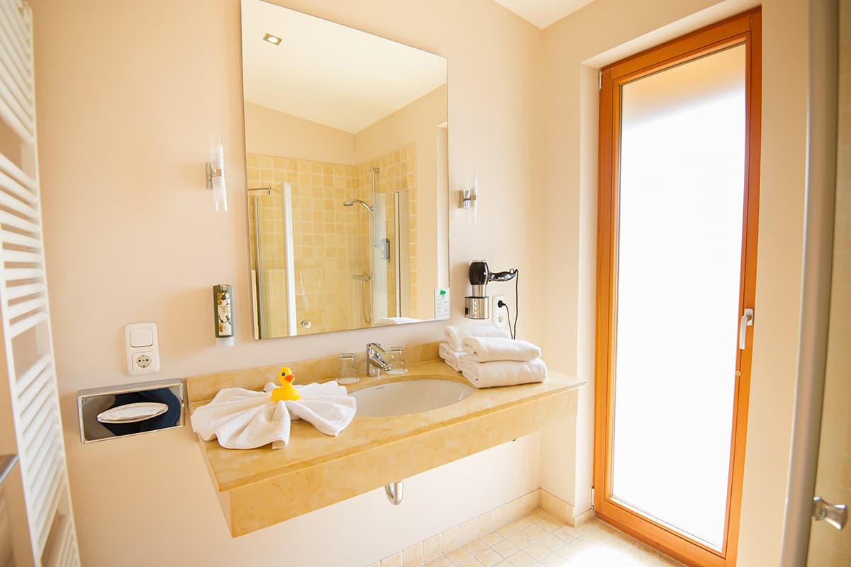 Bad im Lodge-Zimmer im Hotel Camp Reinsehlen