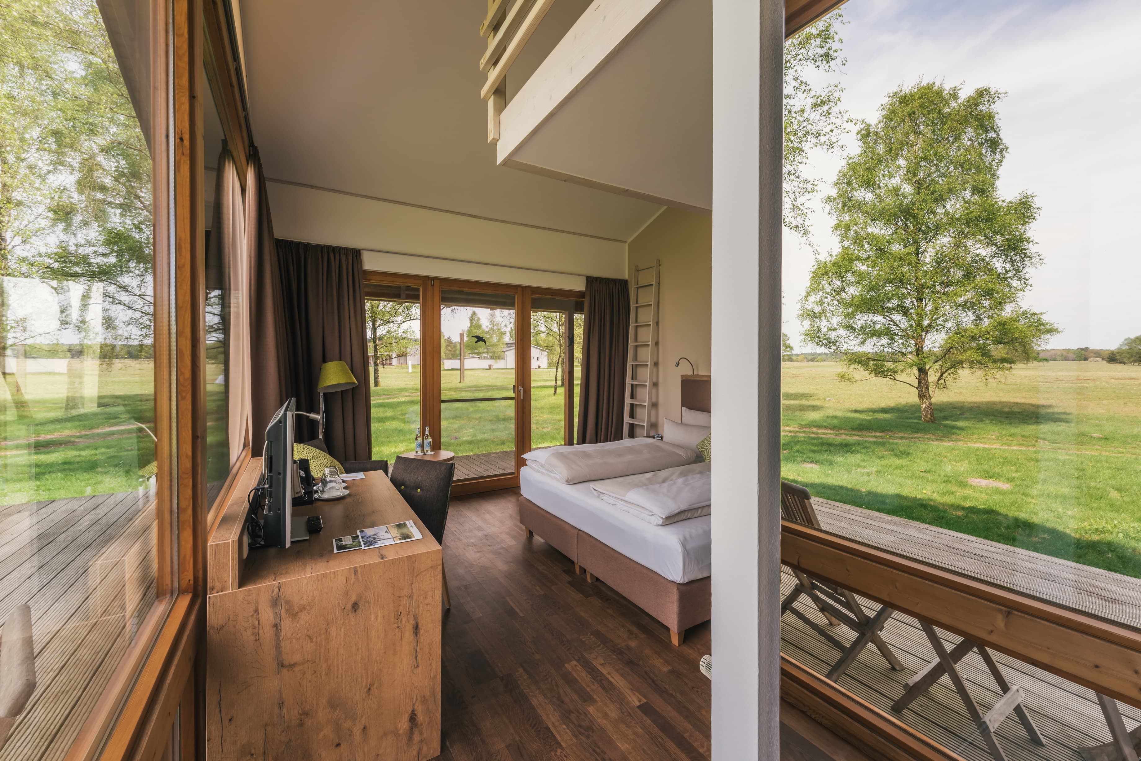 Panorama Eckzimmer im Hotel Camp Reinsehlen, dem Naturhotel in Schneverdingen