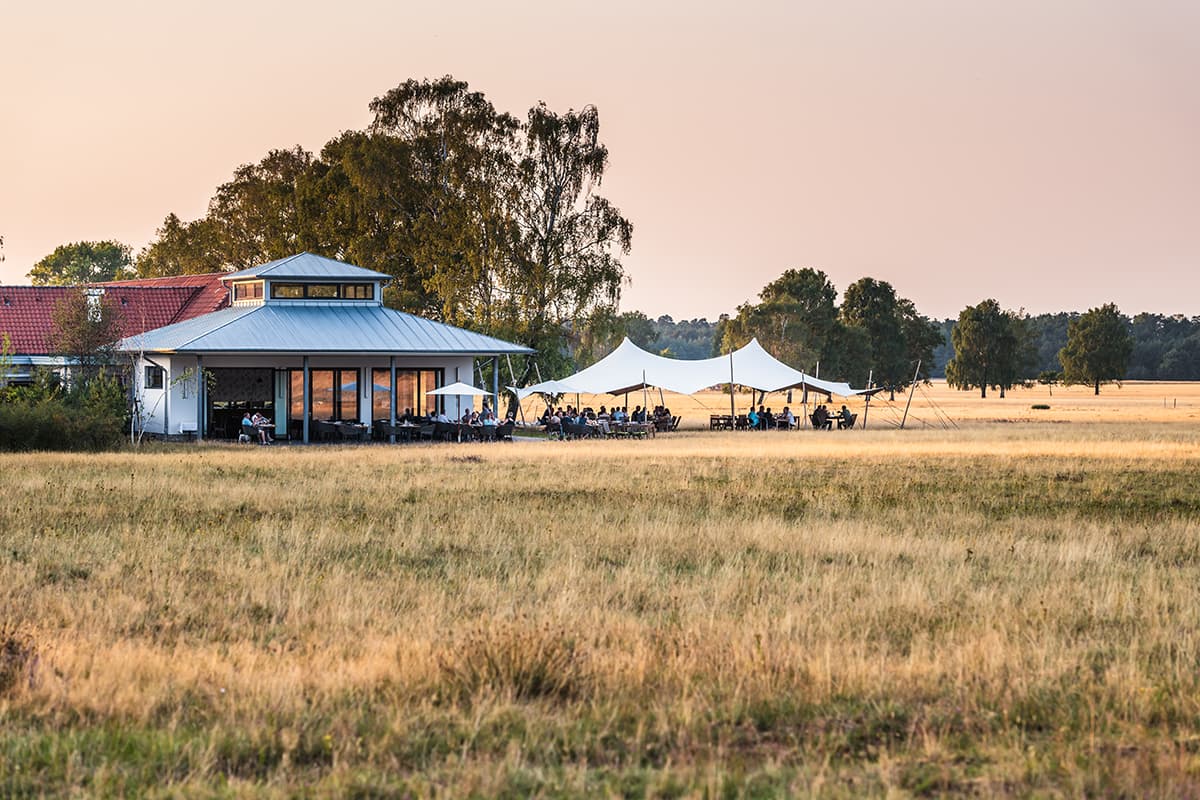 Das Gasthaus und die Außen Terrasse im Hotel Camp Reinsehlen