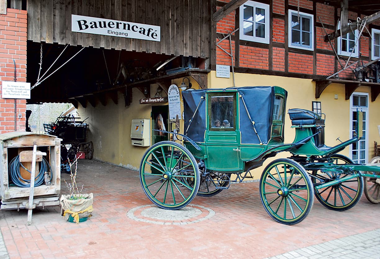 Erlebnisbauernhof mit Bauerncafé "To'n olln Peerstall"