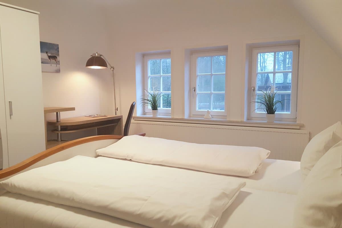 Modernes und gemütliches Schlafzimmer mit Schreibtisch