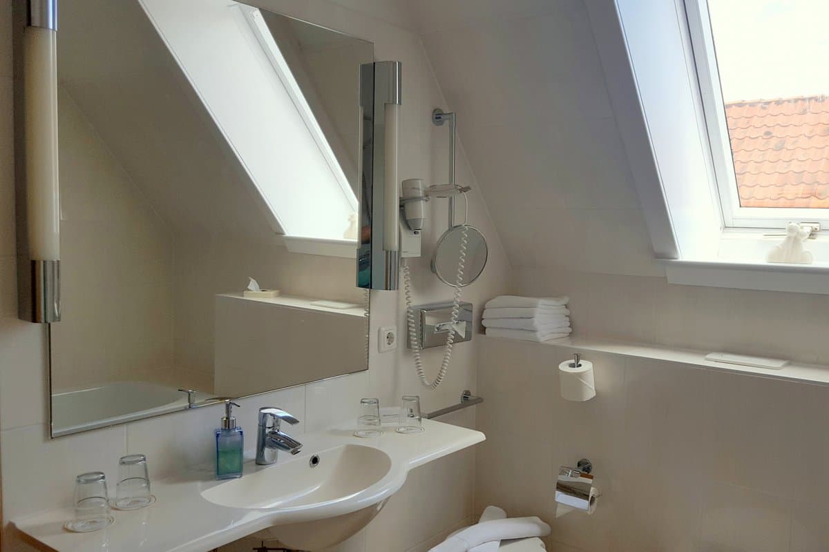 Helles und geräumiges Bad mit Dusche und Badewanne