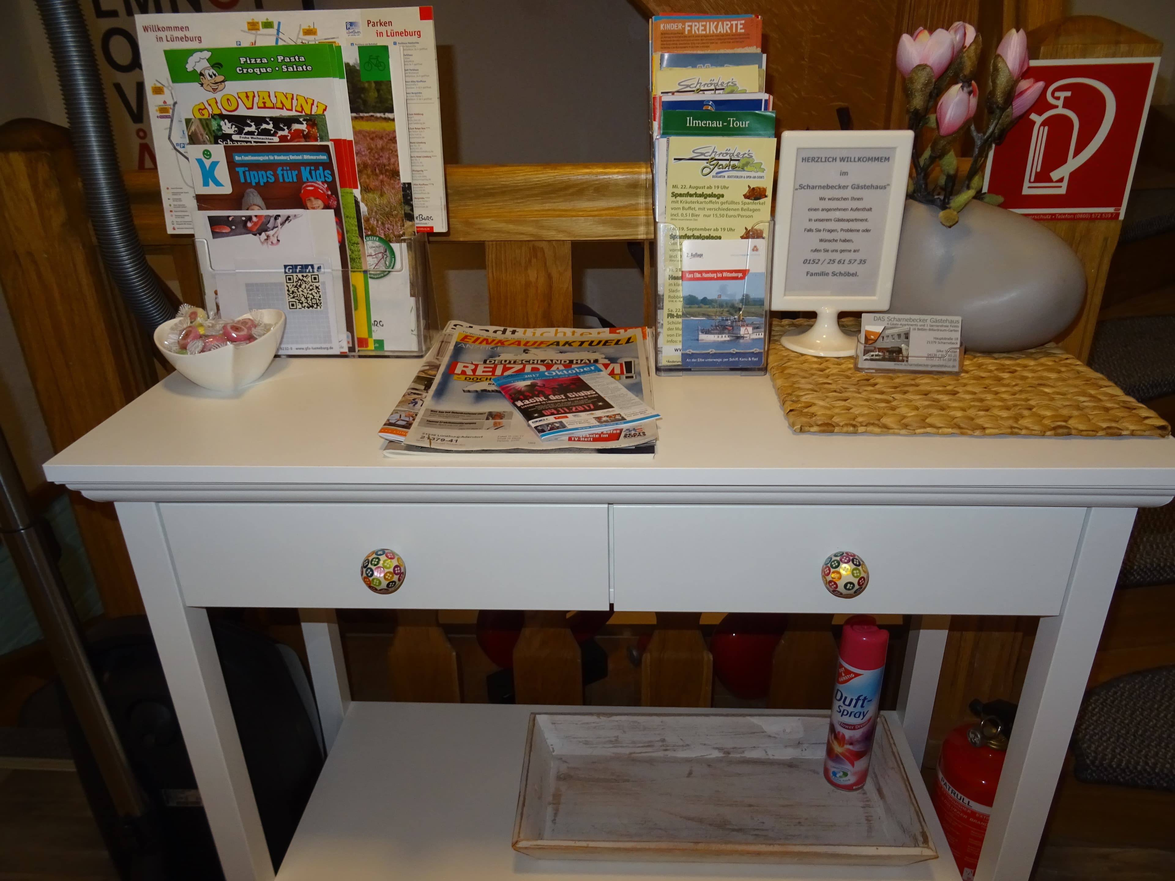 Informationstisch in dem Scharnebecker Gästehaus in Scharnebeck