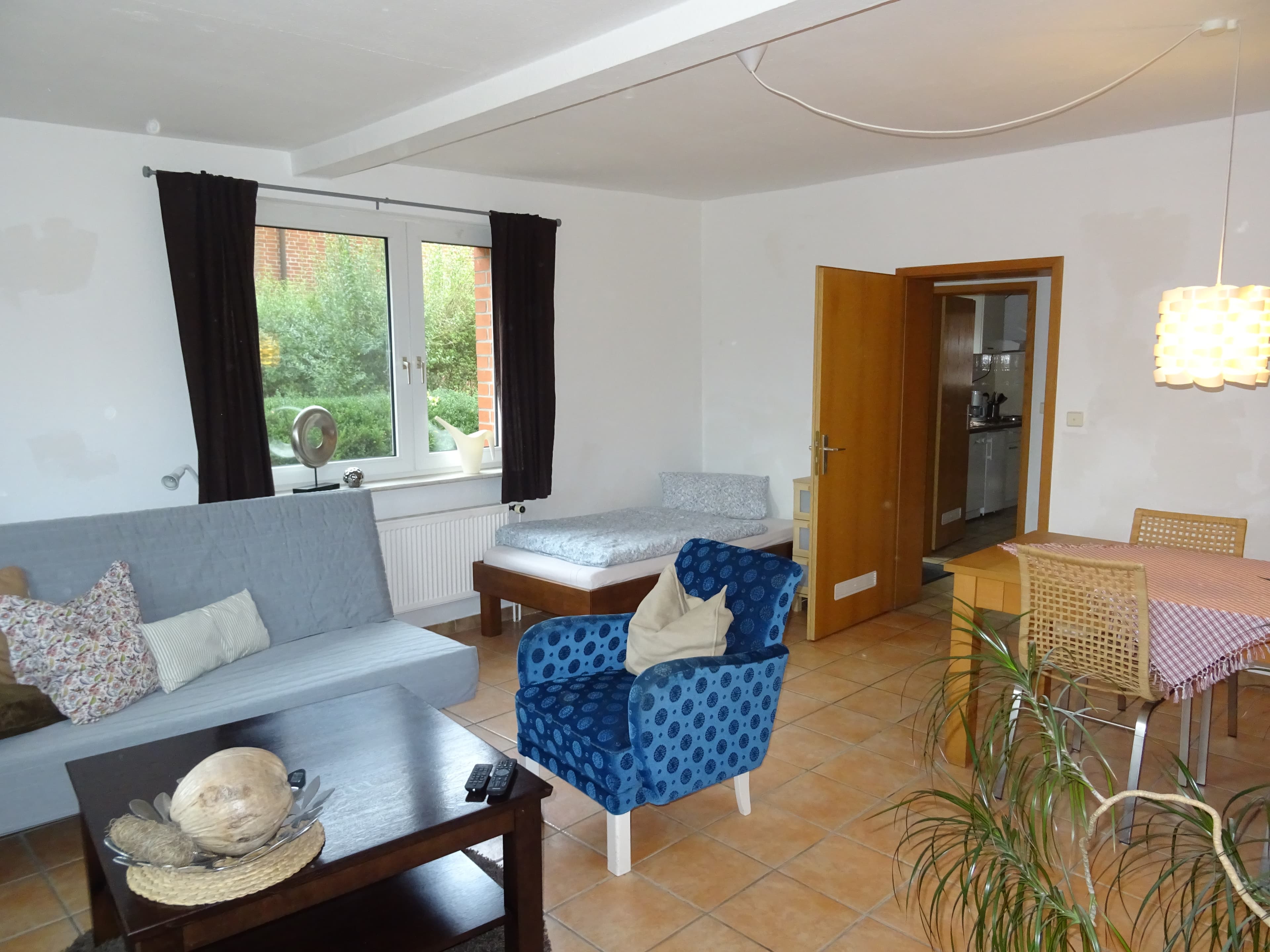 Wohnbereich mit Bett in der Ferienwohnung des Scharnebecker Gästehauses in Scharnebeck