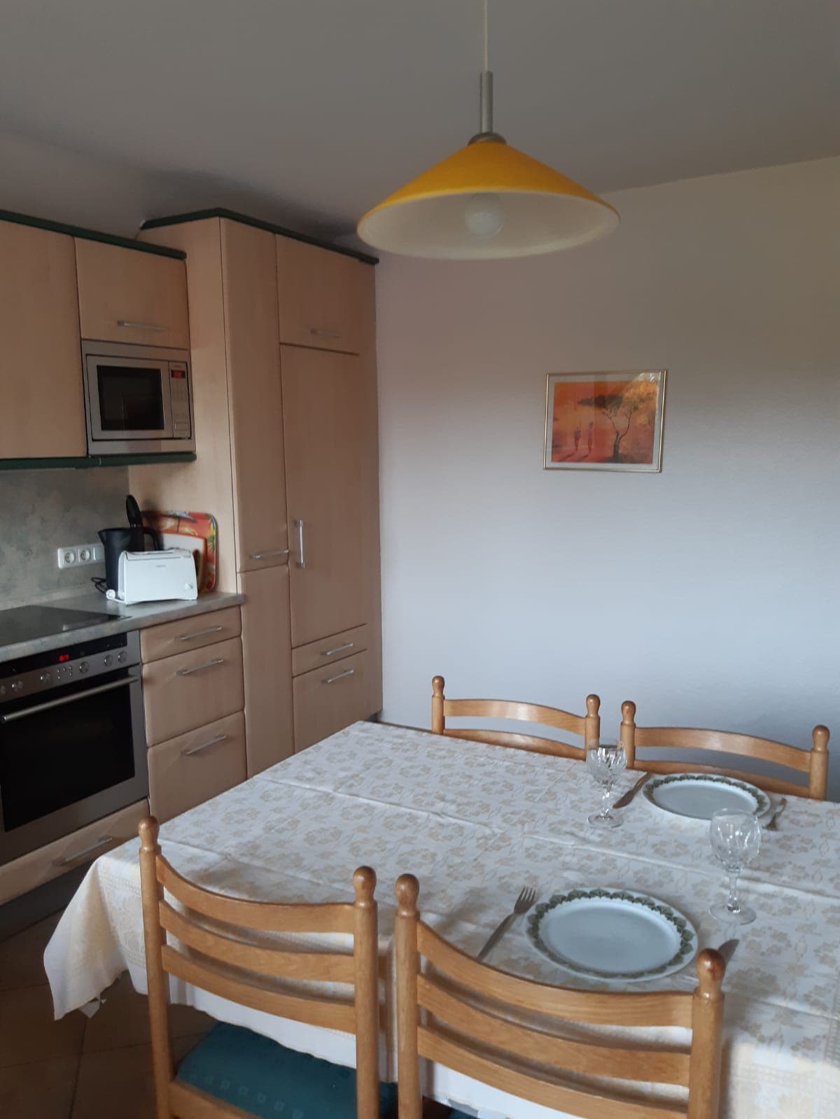 Die große Küche mit angrenzender Loggia in der Ferienwohnung Örtzeblick in Bergen