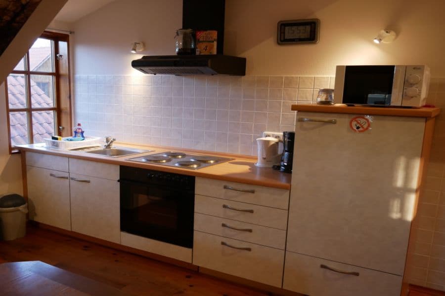 Kuechenzeile der Ferienwohnung Wolfshoehle auf dem Ferienhof Holste