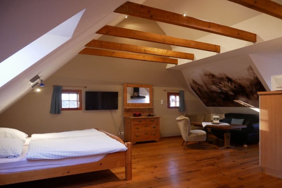 Schlafbereich der Ferienwohnung Wolfshoehle auf dem Ferienhof Holste