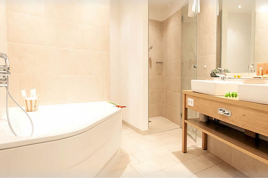 Bad mit Badewanne im Landhotel Jann Hinsch Hof